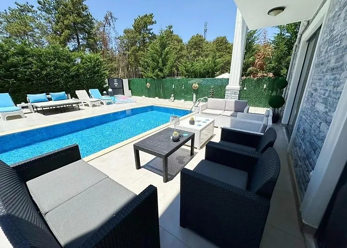 Serenity Hideaway Hisaroenue Villa *